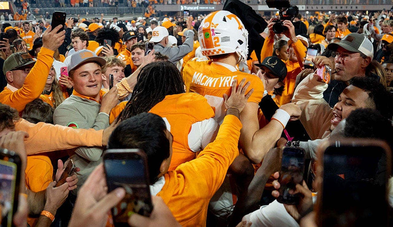 Tennessee beat Alabama, smoked cigars and helped fund Kalen DeBoer’s NIL fund with 0K field-storming fine Tennessee beat Alabama, smoked cigars and helped fund Kalen DeBoer’s NIL fund with 0K field-storming fine