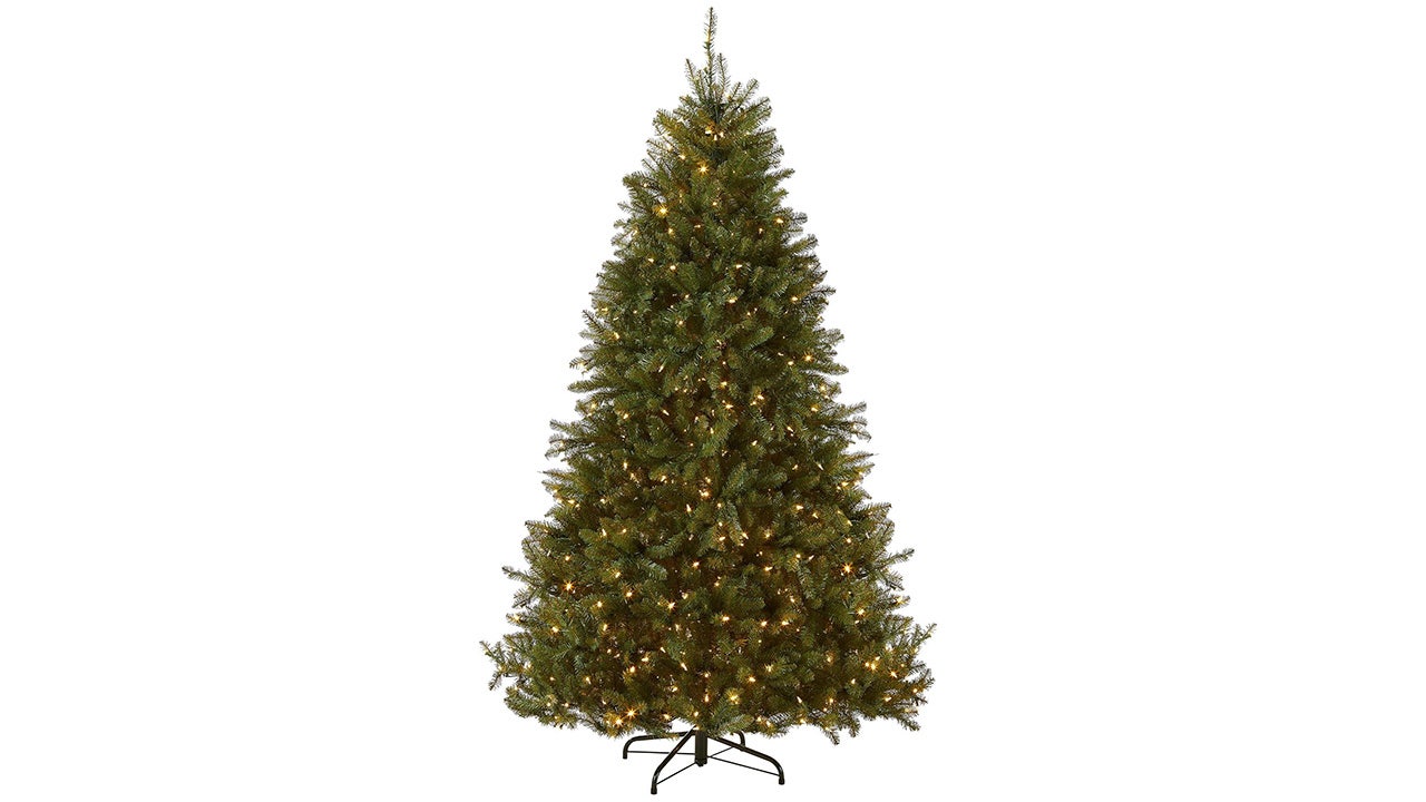 This popular 7.5-foot pre-lit Christmas tree is 0 off on Amazon — just 0