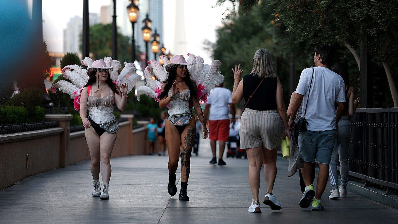 Tipping performers on Las Vegas Strip is not required, officials say in new campaign